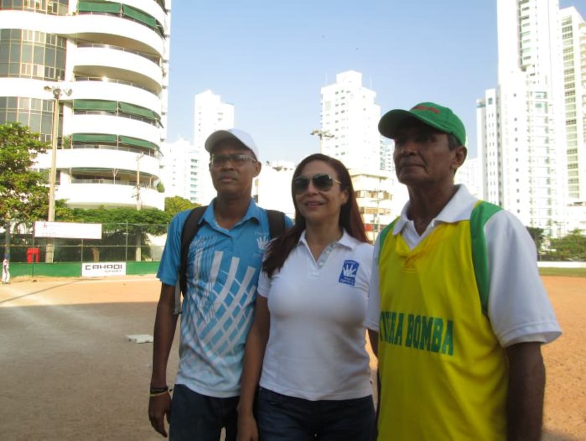 Danilo Yesmon Carriazo, entrenador de los peloteritos de Tierra Bomba; Arlena Hoyos Cañavera, directora de Fundación Dones de Misericordia, y Argelio Orozco Díaz, también entrenador. PEDRO TORRES, EL UNIVERSAL