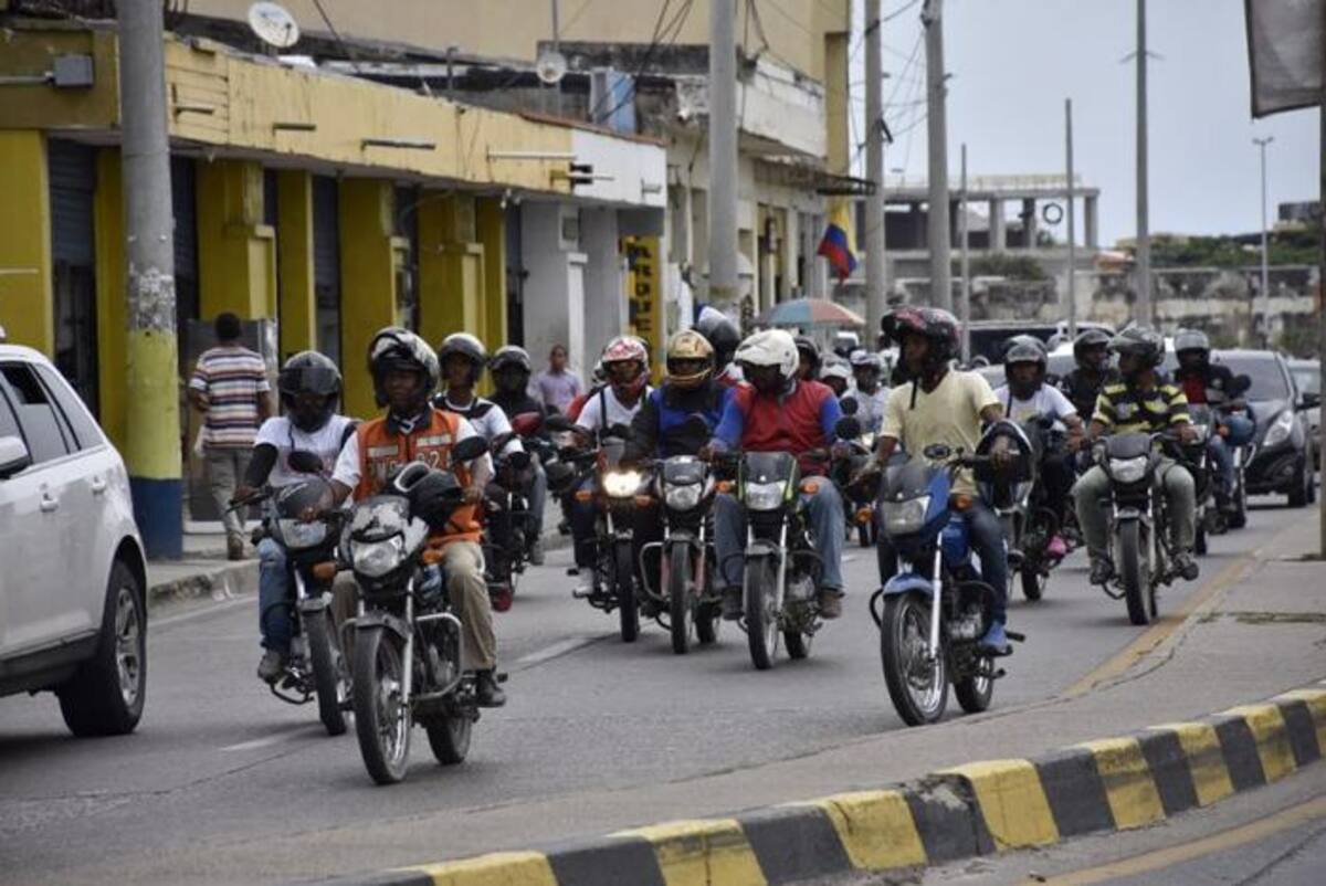 Mototaxistas siguen llevando parrilleros pese a la prohibición.