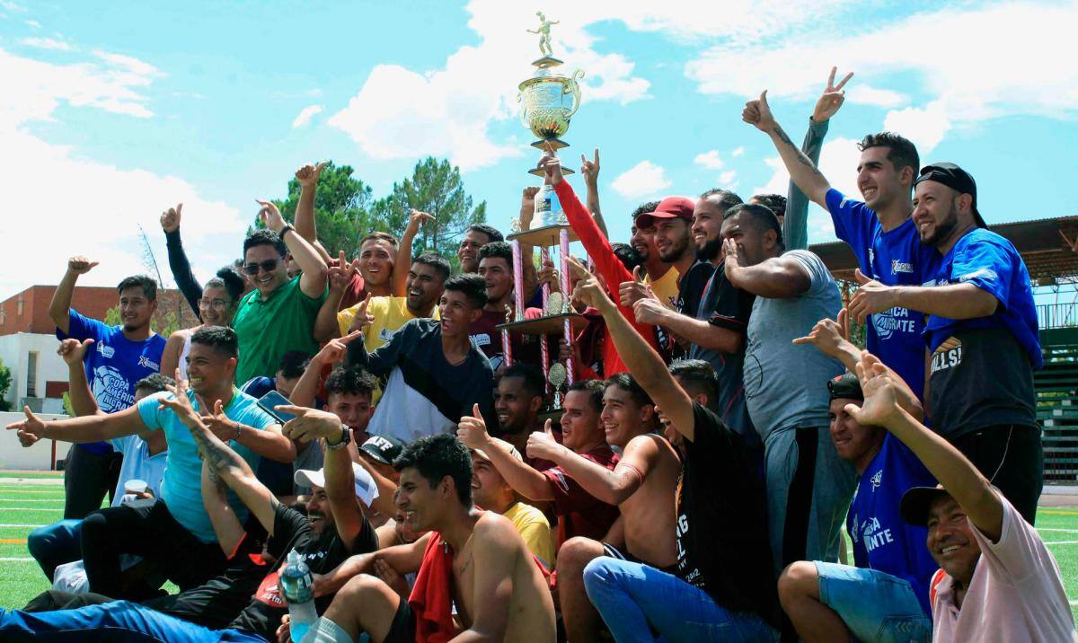 Los migrantes, por un momento olvidaron el duro y peligroso camino que han vivido para llegar desde Centroamérica hasta esta frontera con Estados Unidos, y se sintieron protagonistas de un mundial migrante.