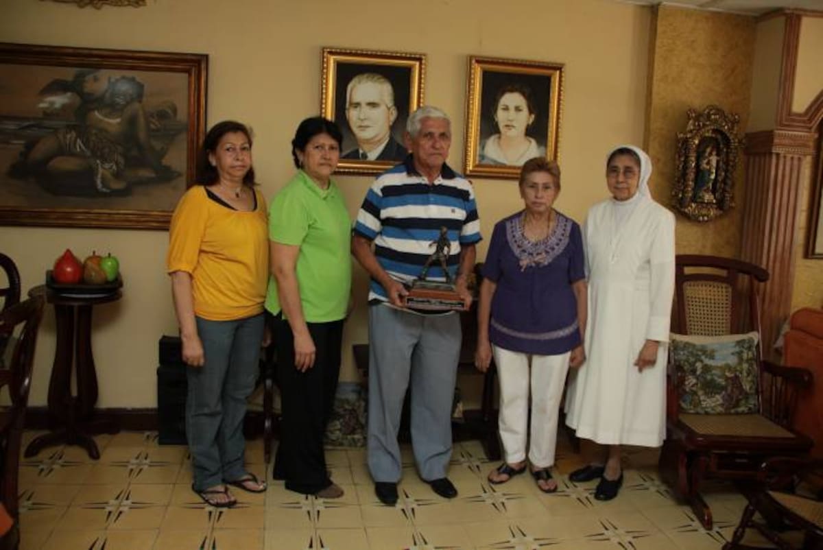 Roberto Meléndez con su familia. Archivo familiar