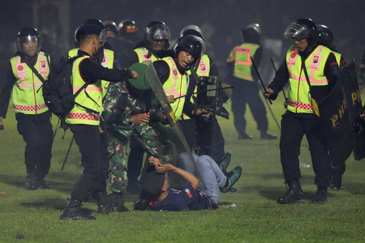 ¡Impactante! Más de 100 aficionados murieron en un estadio de Indonesia