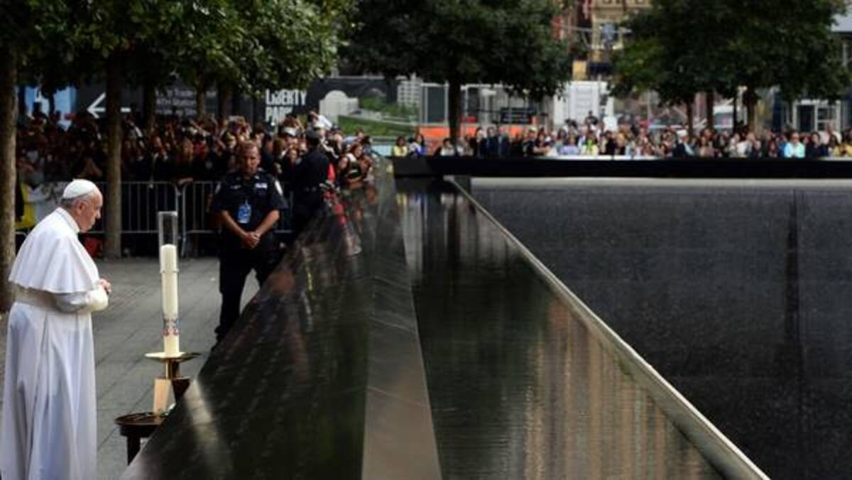 El papa Francisco visitó el Memorial de los atentados del 11 de septiembre en Nueva York. AFP