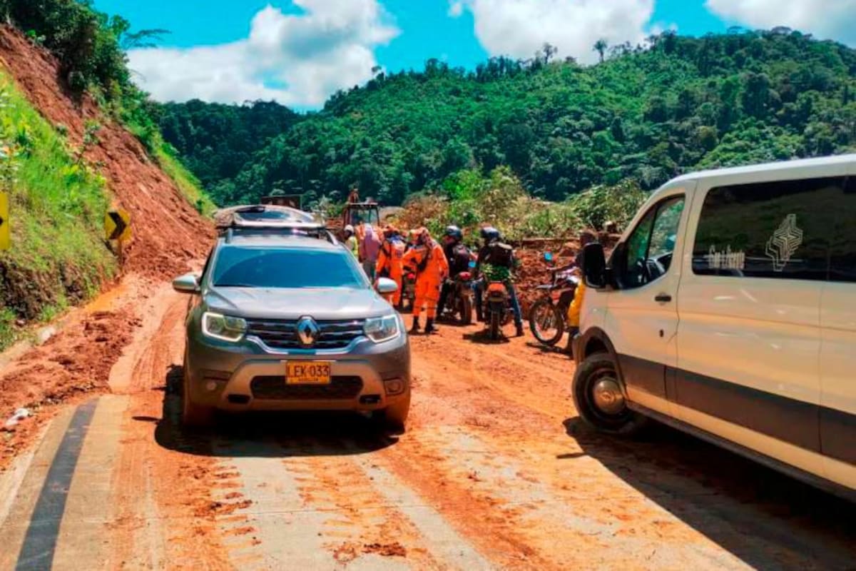 Habilitan paso a un carril en la vía Medellín-Quibdó, lugar de la tragedia