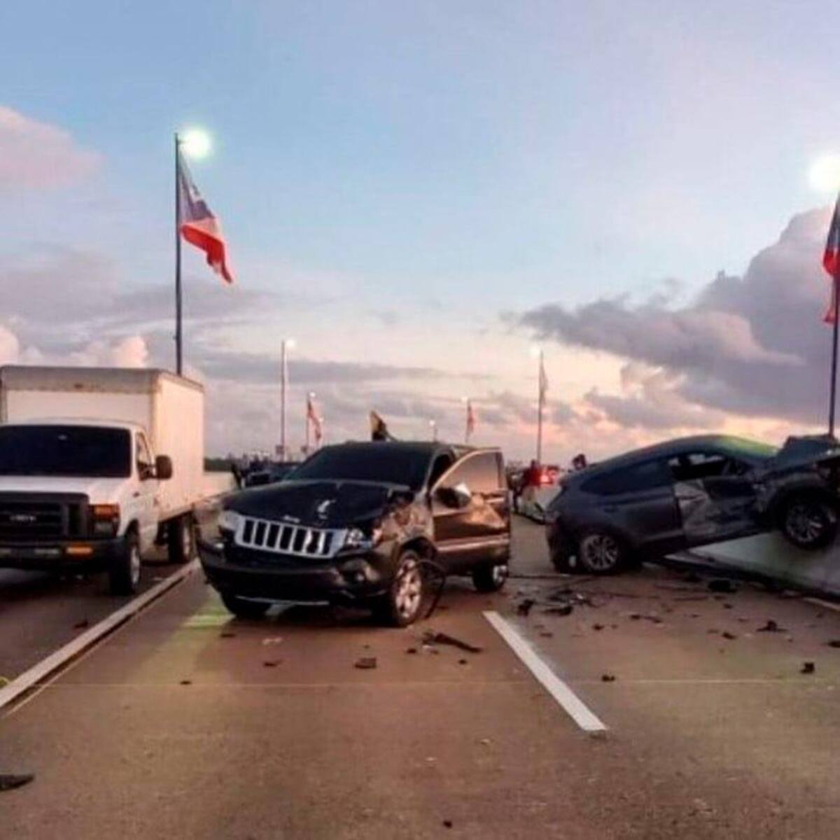 Justin Santos conducía su vehículo por un puente cuando una mujer, aparentemente ebria, invadió su carril y lo chocó.//Foto: redes sociales.