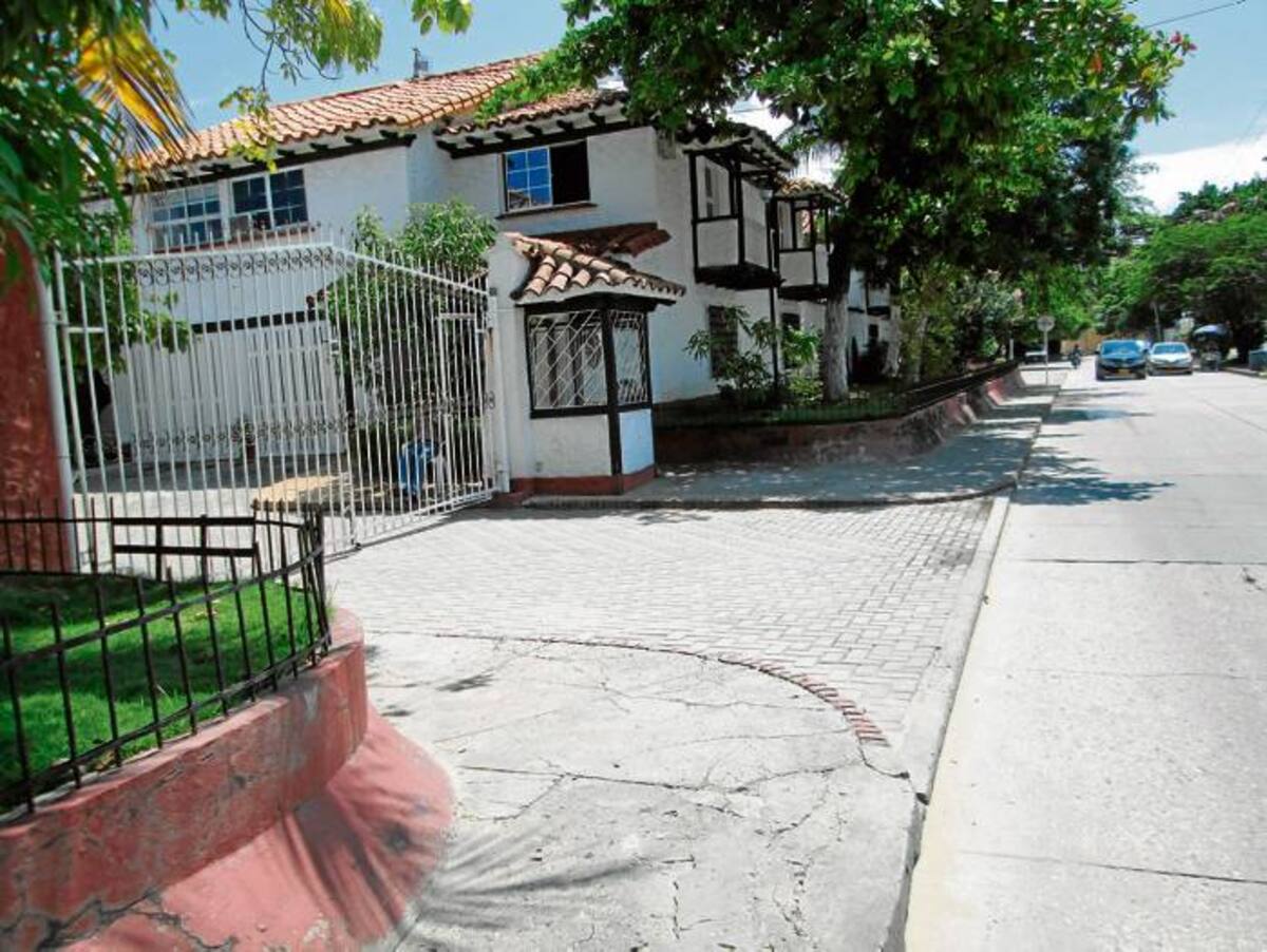 Los habitantes del Conjunto Residencial Villa Venecia tuvieron que instalar una reja alta para protegerse de los desadaptados que llegan al cementerio a hacer estragos. PEDRO TORRES-GENTE BAHÍA