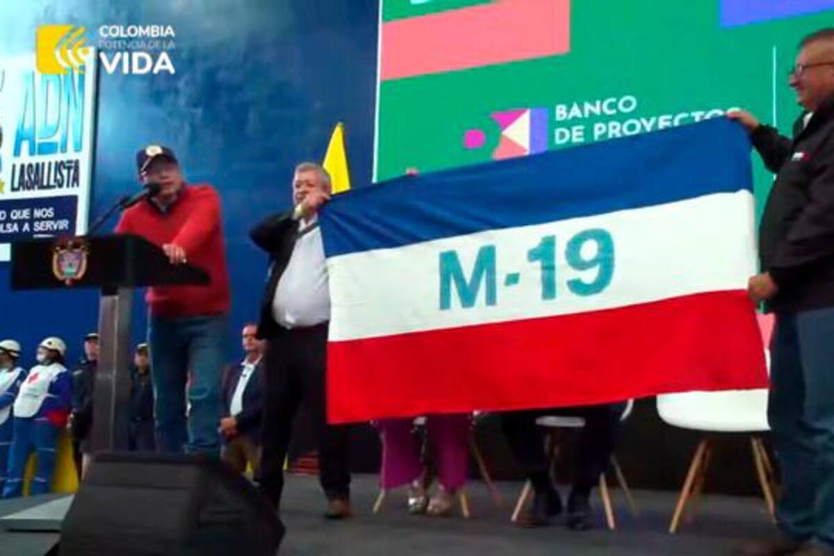 Petro exhibe bandera del M-19 en visita a colegio en Zipaquirá