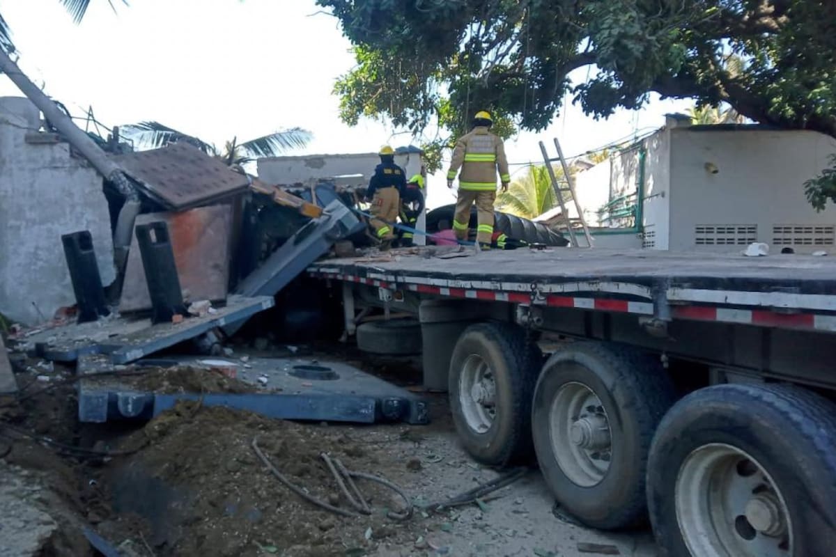 Tractomula pierde los frenos y se lleva caseta por delante: 6 heridos