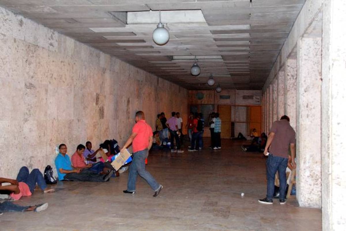 Desde que se formó la pequeña aglomeración, todos los presentes se organizaron y crearon unas fichas numeradas que fueron entregadas por orden de llegada. NAYIB GAVIRIA AMADOR - EL UNIVERSAL