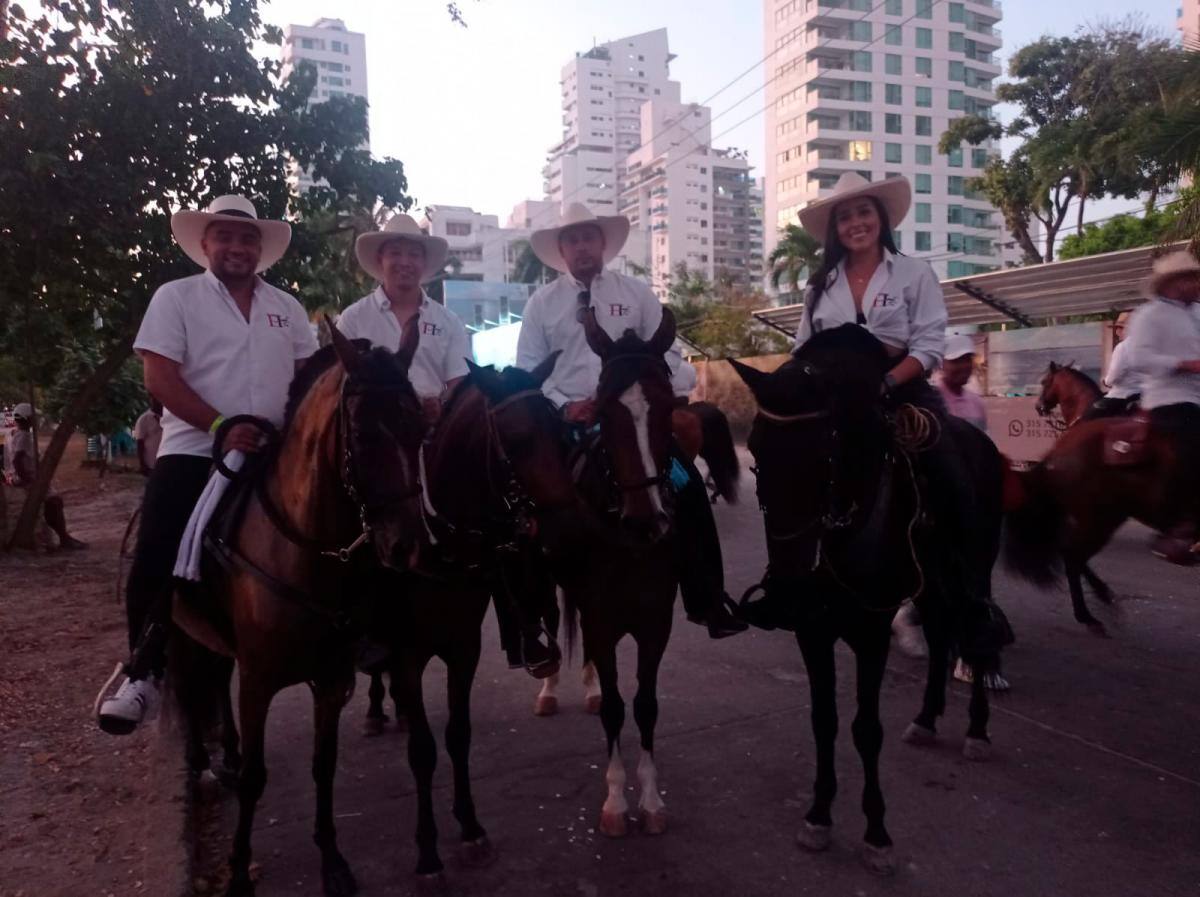 Caballistas y aficionados a los equinos participaron en la tradicional cabalgata. //Foto: Zenia Valdelamar - El Universal
