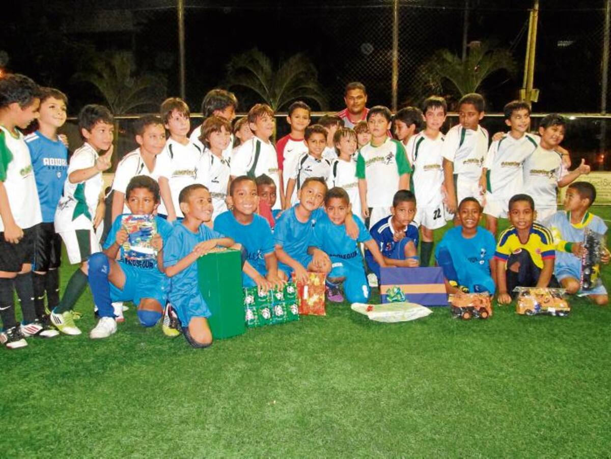 Los niños del Club Balompié Positivo (de azul) y de Academia Campito Kids (de blanco), compenetrados en hermandad. PEDRO TORRES, GENTE BAHÍA-EL UNIVERSAL