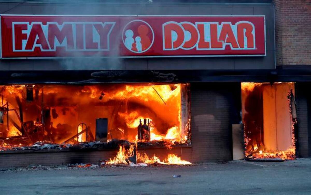 El fuego arde dentro de The Family Dollar Store después de una noche de disturbios y protestas por la muerte de George Floyd en Minneapolis. AP David Joles
