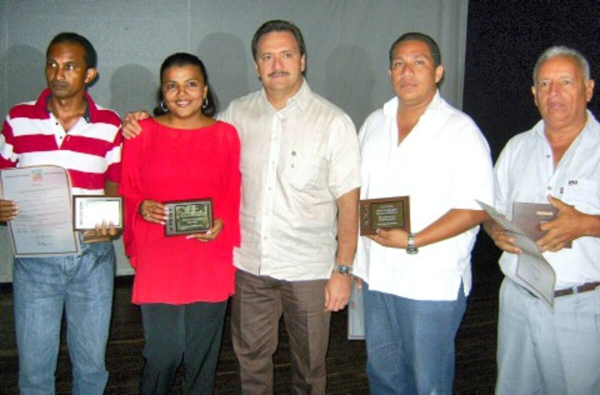 Los ganadores del premio de periodismo Alcaldía de Sincelejo con el Alcalde, Jesús Paternina.