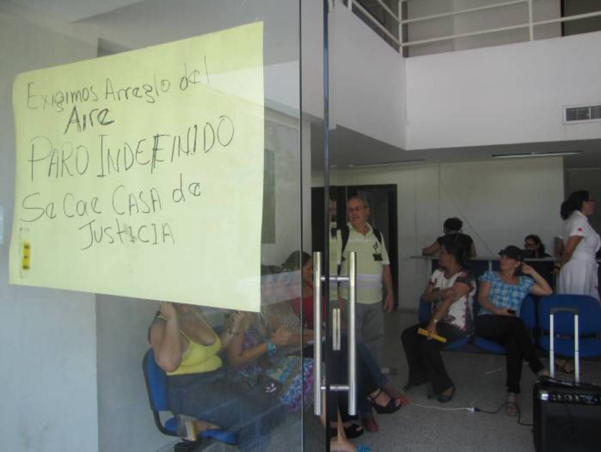 Los trabajadores protestan con micrófono en mano desde la puerta de la Casa de Justicia. DANIELA BUELVAS - EL UNIVERSAL