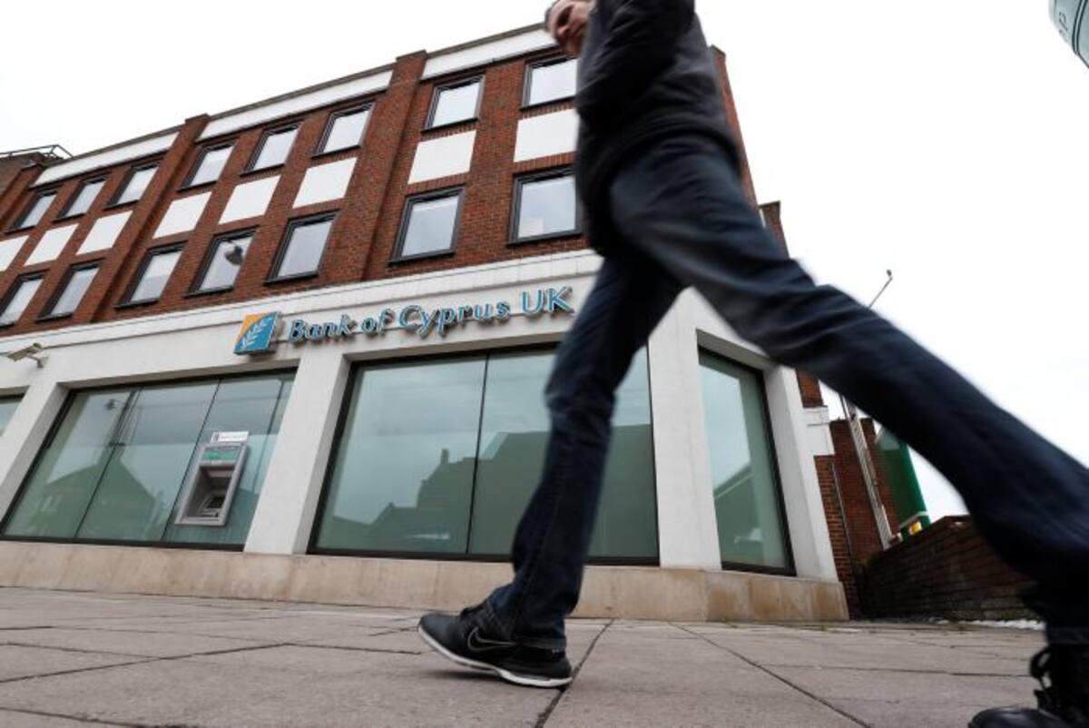 Nicosia deberá pagar un elevado precio por el rescate, que prevé el cierre y liquidación del Banco Laiki, el segundo en importancia del país, que se dividirá en un 'banco malo' (entidad residual destinada a desaparecer progresivamente) y un 'banco bueno' donde se agruparán los depósitos inferiores a 100.000 euros. AP Lefteris Pitarakis