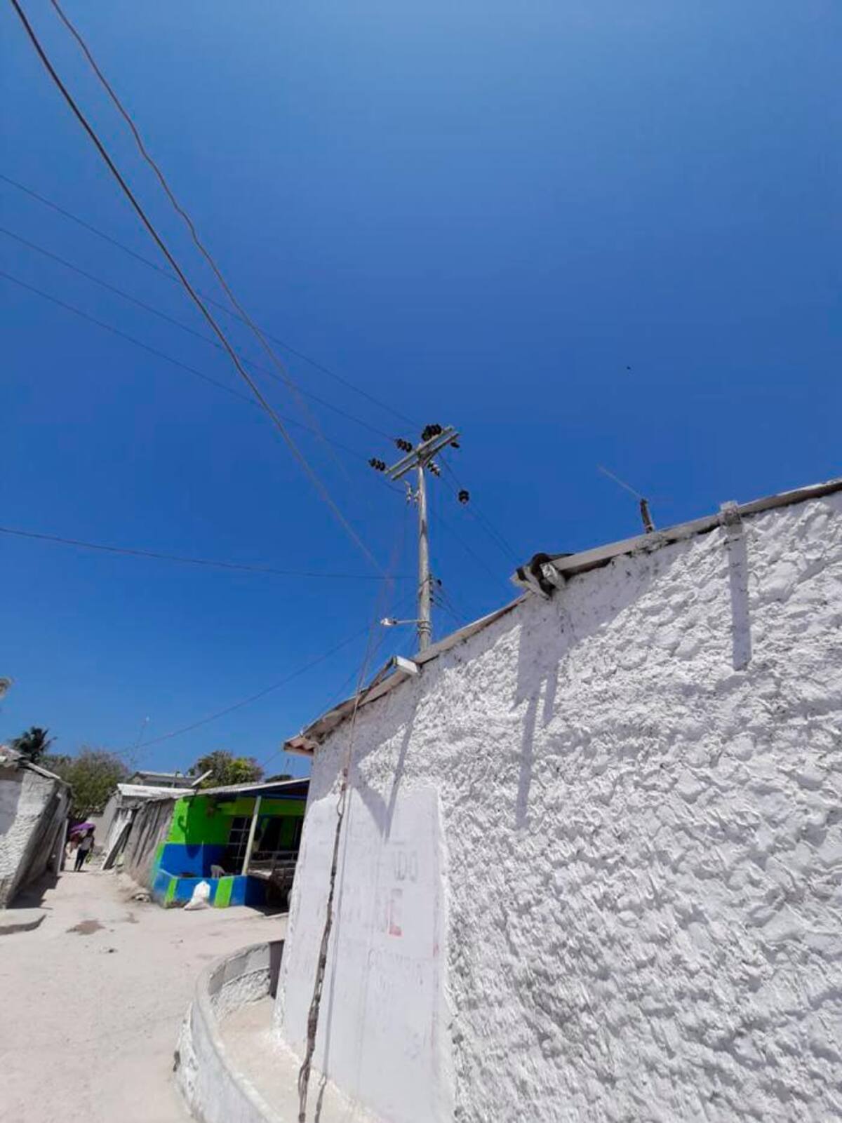 Así luce el cableado eléctrico en Bocachica. //Cortesía.
