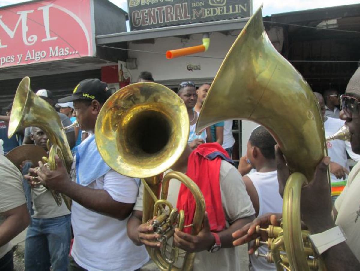 Músicos preparando el sonido para acompañar las comparsas.