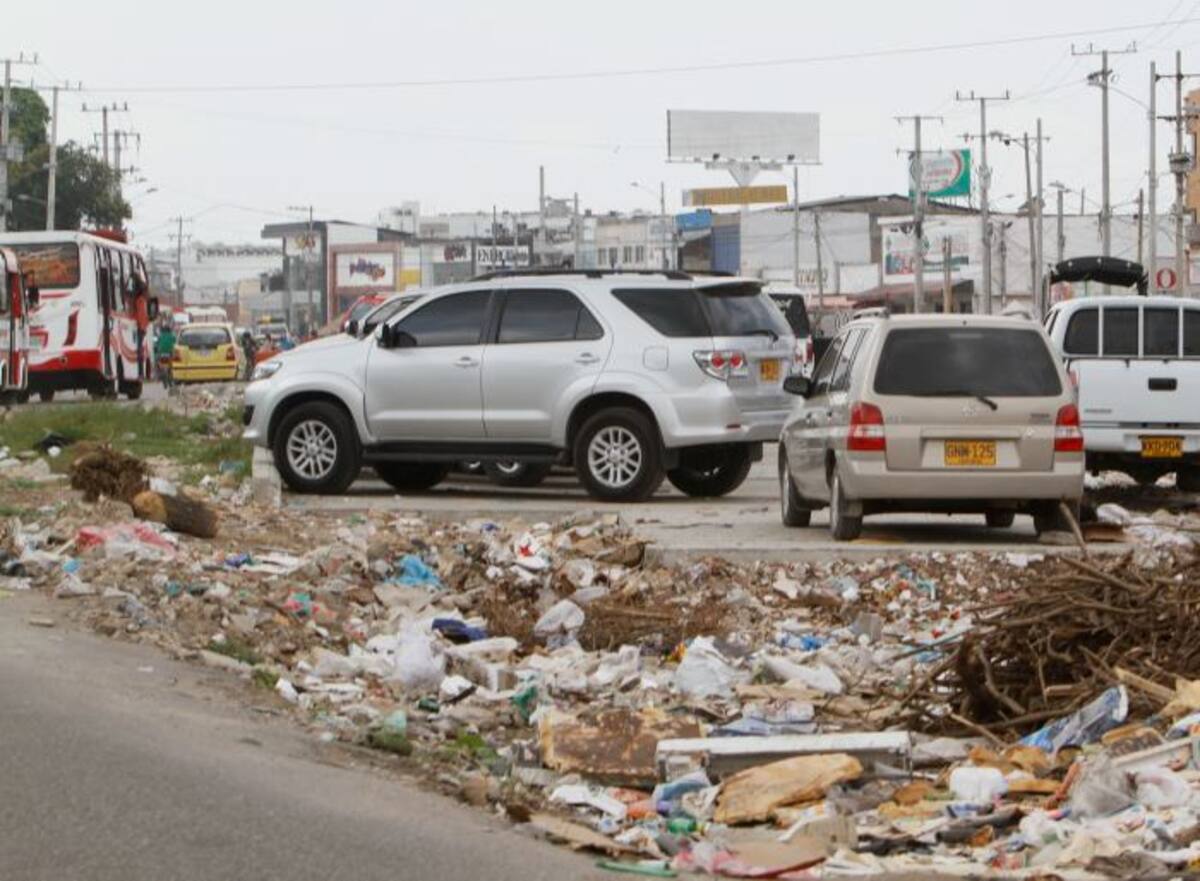 Las basuras, los recicladores y vehículos parqueados hacen parte del panorama en el tramo 5A, que está a la espera de contratista. Julio Castaño