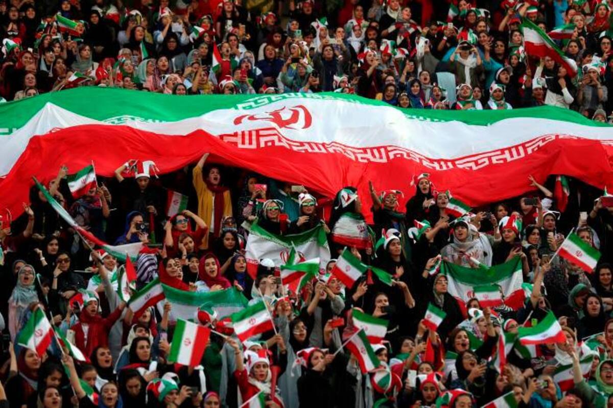 Irán permite ingreso de mujeres a un estadio de fútbol