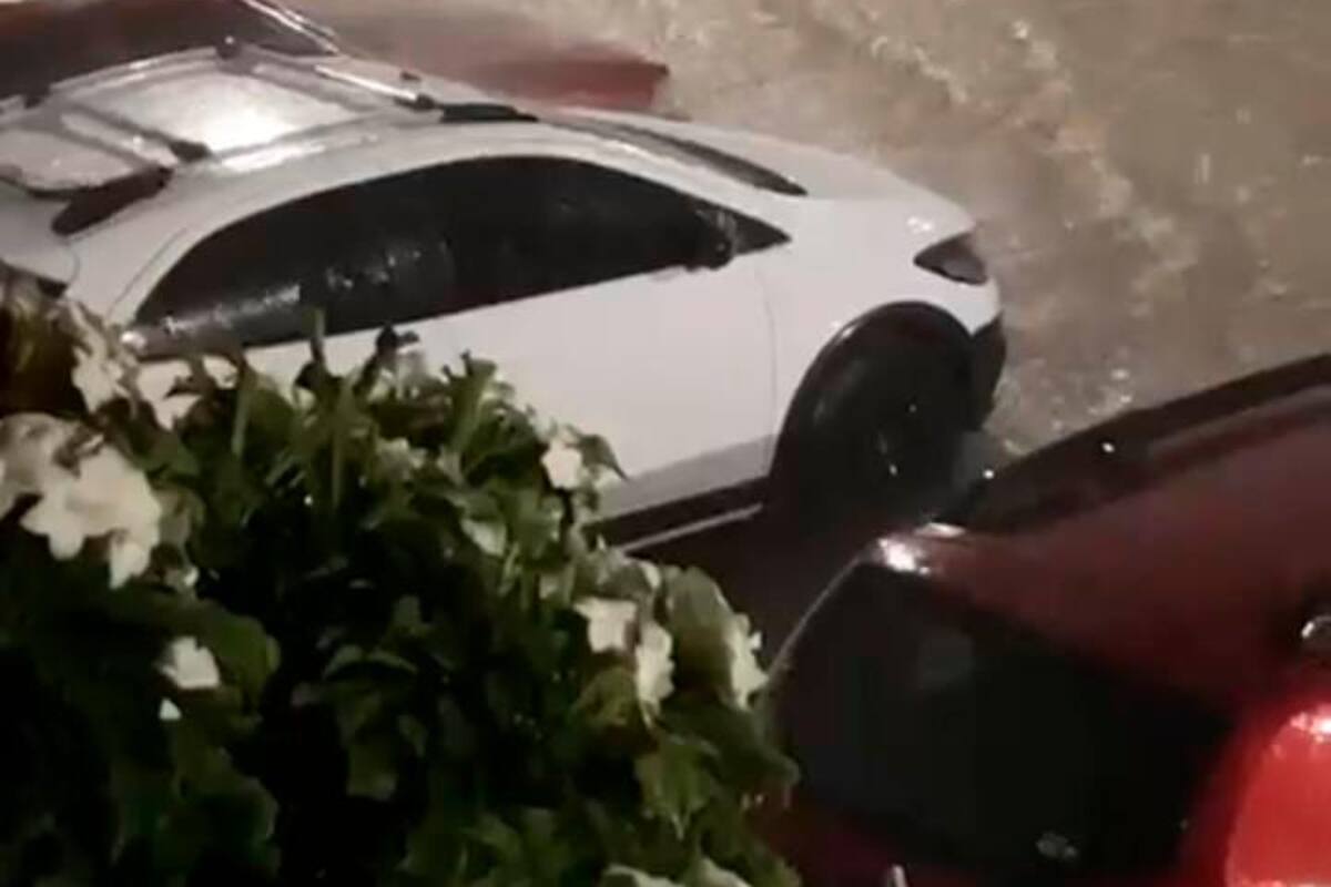 Video: Hombres desafían arroyo en Los Caracoles y casi los arrastra