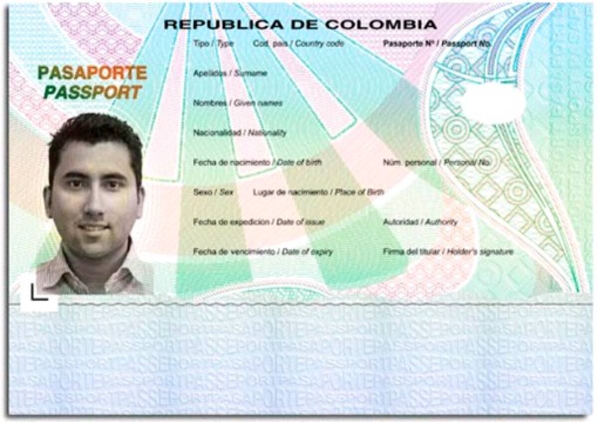 La fotografía del titular del Pasaporte de Lectura Mecánica se incluye en impresión láser a blanco y negro. La foto del titular es tomada al momento de presentarse personalmente para tramitar su documento. Tomada de www.pasaportes.gov.co
