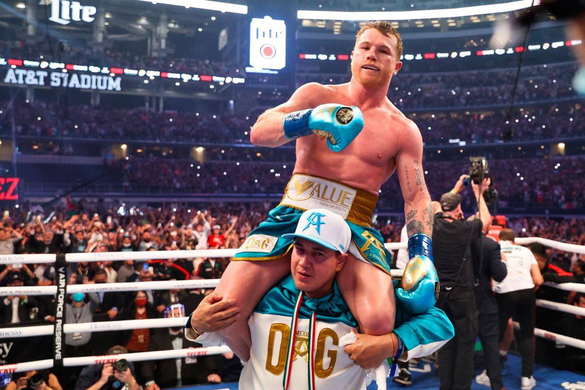“Canelo” Álvarez conquista otro título; noquea a Saunders