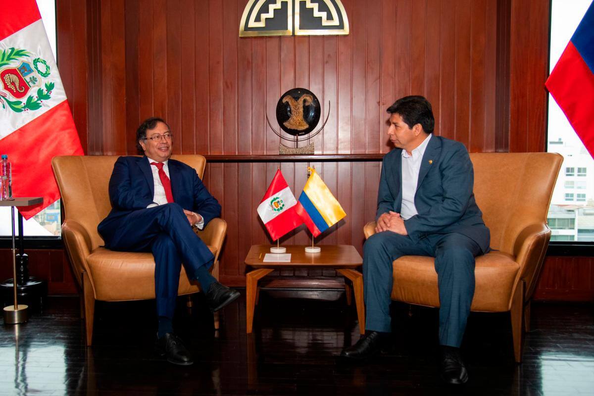 Gustavo Petro aterriza en Lima, Perú, y comienza su agenda