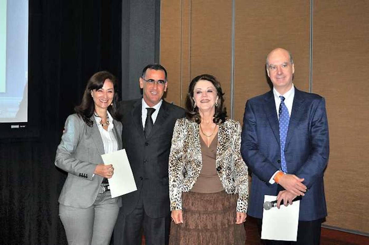 María Claudia Trucco, Directora Fundación Surtigas, Magín Ortiga Pareja, Gerente general de Surtigas, Mercedes Aragones, Presidenta Consejo Directivo de Cemefi, Luis Aranguren, Vicepresidente Cámara empresarios de México. Surtigas recibe Reconocimiento Cemefi 2011- Categoría Cadena de Valor. CORTESÍA