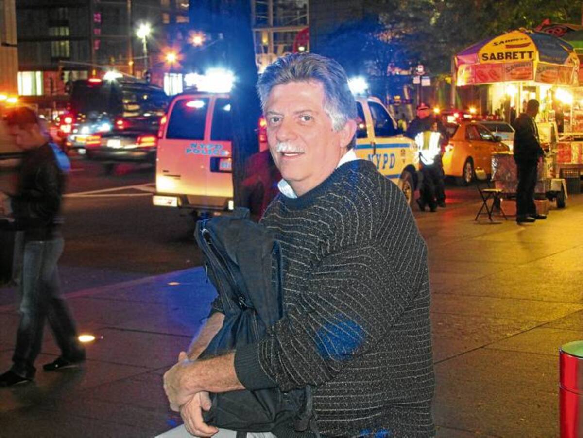 El autor de este artículo, en una calle cerca de Columbus Circle, en medio de la atmósfera nocturna del encanto caótico neoyorkino.