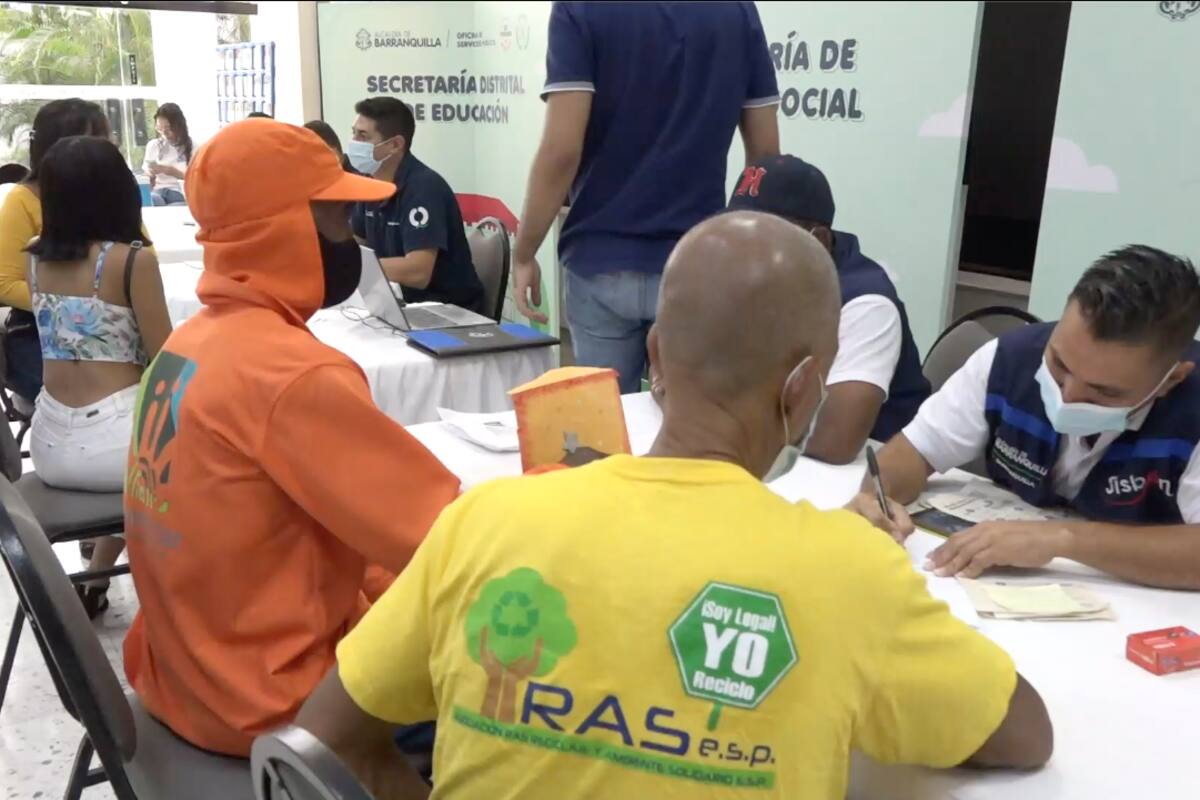 Recicladores reciben beneficios de la Feria de Servicios del Distrito