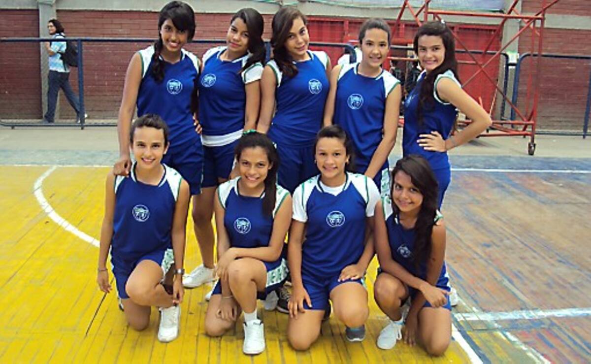 Las jóvenes de la Salle se alistan para representar a Córdoba en voleibol femenino de las finales de los Juegos Nacionales Intercolegiados que se realizarán en Sincelejo. REDACCIÓN / EL UNIVERSAL