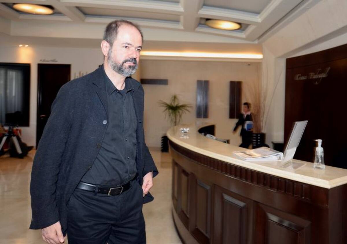 EL escritor Juan Villorio llegó hasta la funeraria par darle el último adiós a Mutis. AFP ALFREDO ESTRELLA