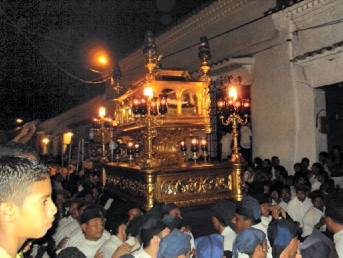 En la procesión del Viernes Santo el paso del Santo Sepulcro es uno de los instantes de mayor veneración por parte de los devotos.