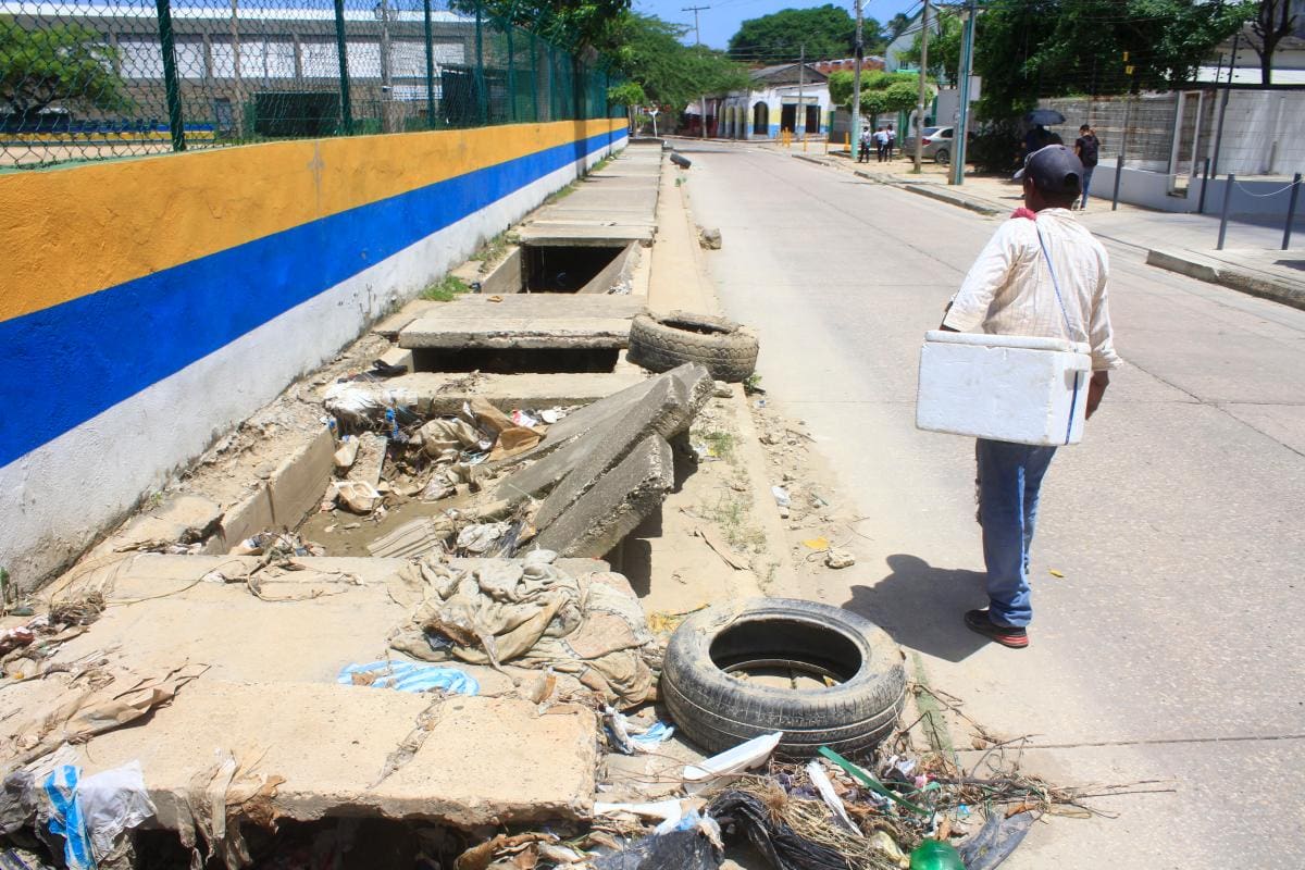 ¡Qué peligro! Denuncian mal estado del canal alrededor del Club de Leones