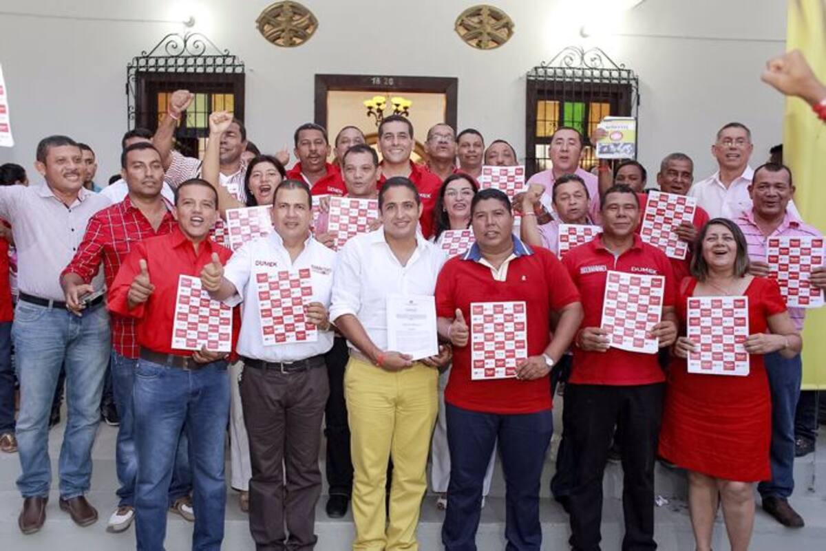 Los 31 aspirantes a alcaldes municipales avalados por el Partido Liberal, en acto que se realizó en la sede de campaña del candidato a la Gobernación Dumek Turbay. Cortesía