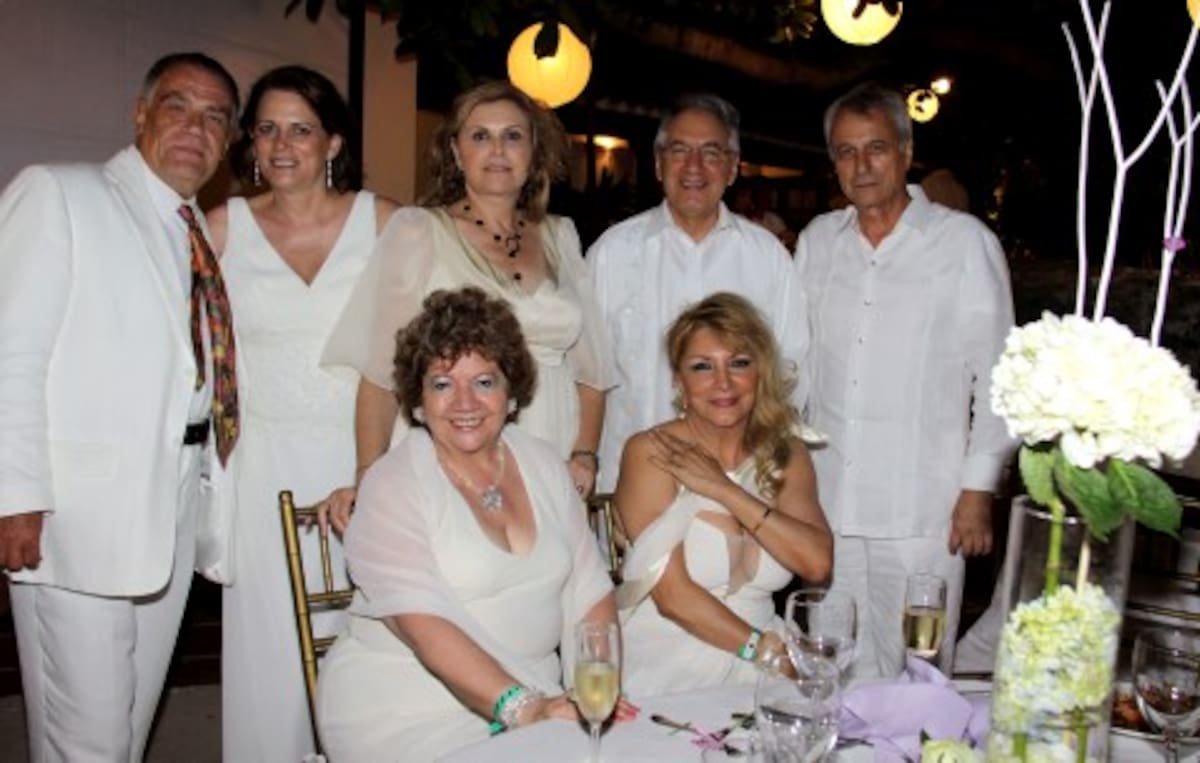 De pie: Alejandro Tacher, Rina Pineold, Mireya de Tacher, Fulgencio Salas, Roberto Serrano; sentadas: Scarlett Atención y Elizabeth Fragoso.