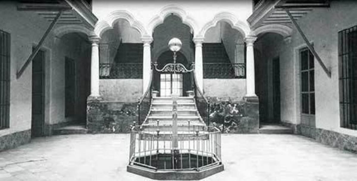 Patio de la casa de Blas de Lezo en Cádiz. Gente del Puerto. Santa María.