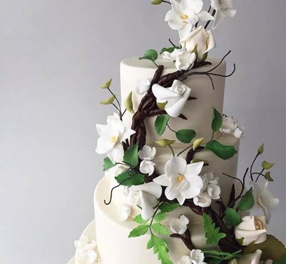 Pastel de bodas en flores blancas Instagram//rbicakes