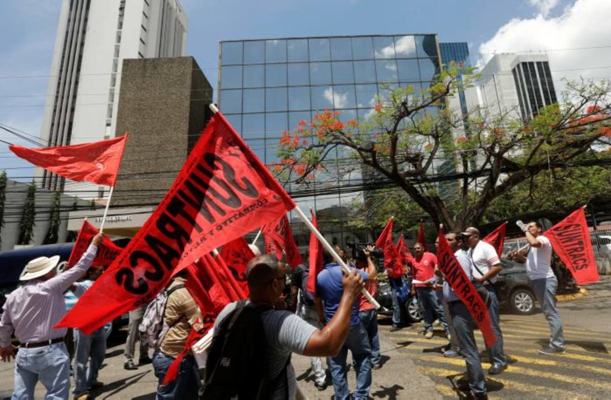 Varias decenas de personas con banderas del poderoso sindicato de la construcción Suntracs protestaron frente a las oficinas principales de la firma de abogados Mossack Fonseca, en la zona bancaria de la capital panameña. AP Arnulfo Franco.