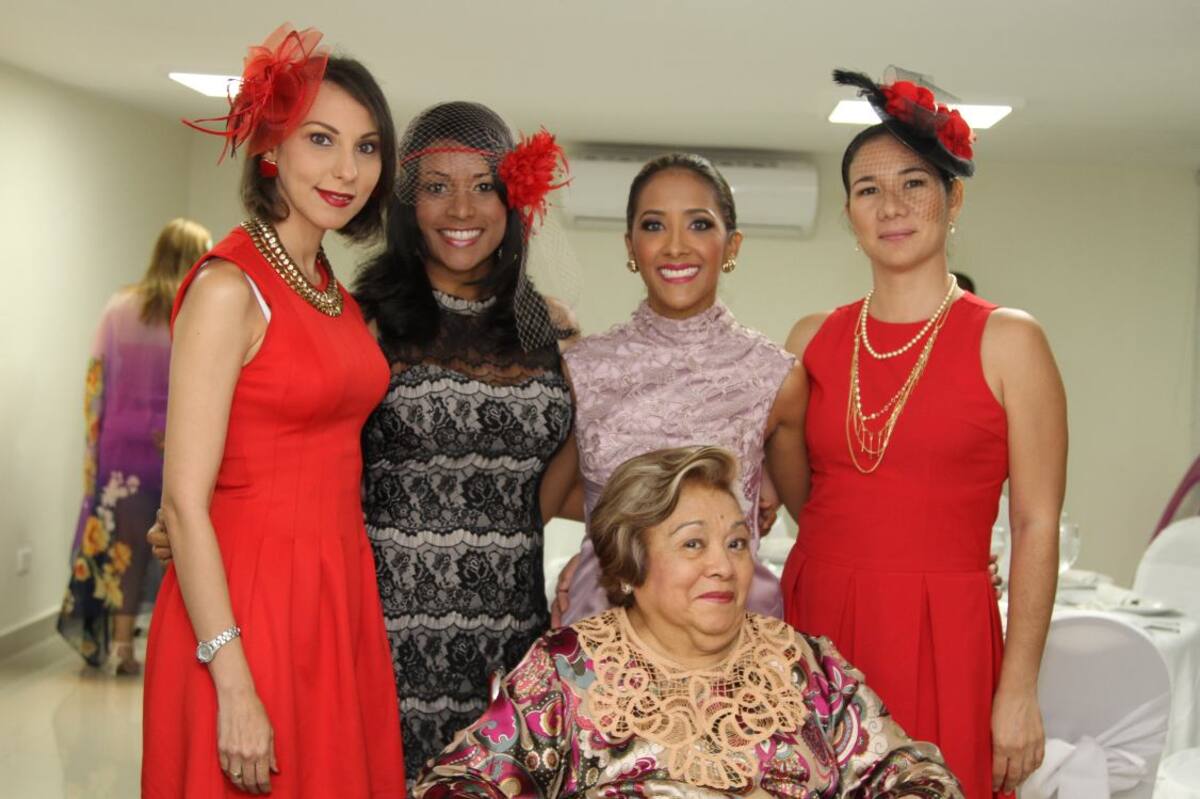 De pie: Liam Gánem, Vanessa Figueroa; la novia Liliana Pinedo; y María Alejandra Sánchez; sentada: Bertilde de Pinedo Fotos MARUJA PARRA/EL UNIVERSAL/