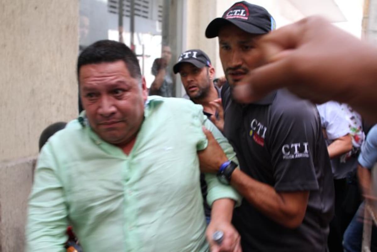 A espera de que el alcalde Duque entregue formalmente su carta de renuncia, la ley ya plantea un protocolo que define el futuro de la ciudad. Cartagena tendría elecciones atípicas en enero. El Universal.