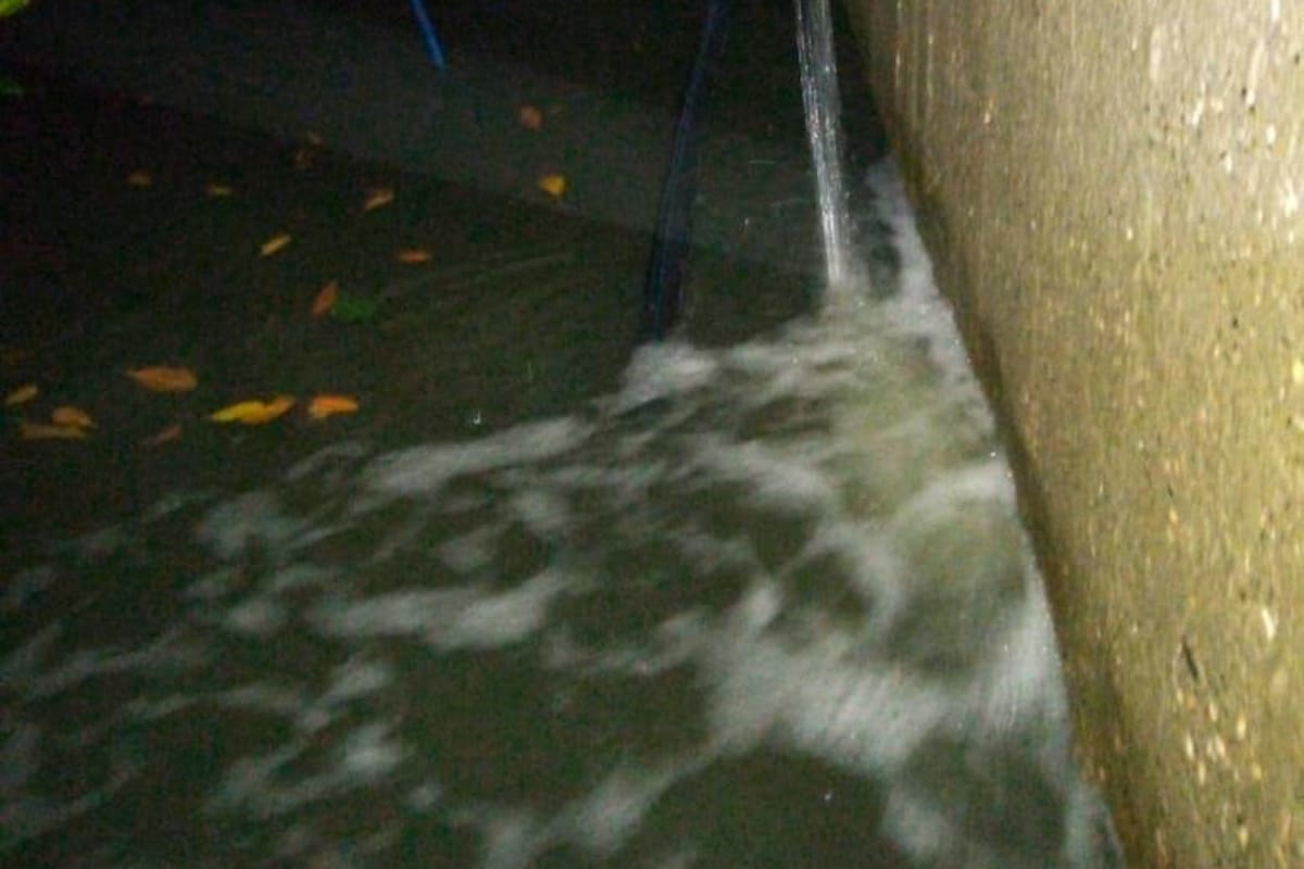 Reparan fuga de agua en tubería que pasa por el puente Jiménez