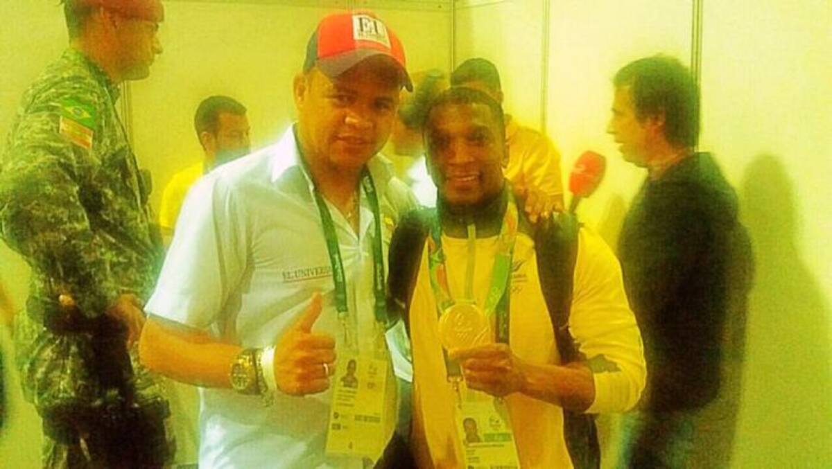 El periodista de El Universal, Carlos Caballero, y el medallista olímpico Óscar Fiegueroa.