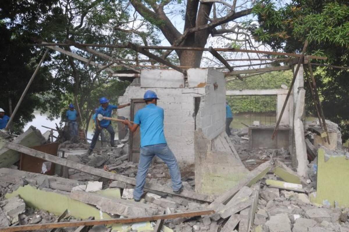 Demolieron los 11 establecimientos a orillas del Sinú para continuar la Ronda Norte.