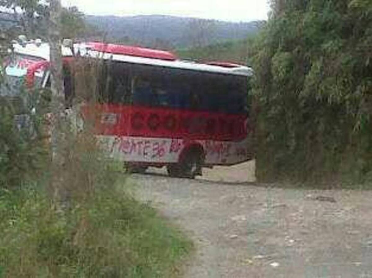 Guerrilleros del frente 36 de las Farc atravesaron, el pasado jueves a las 10:00 de la noche COLPRENSA