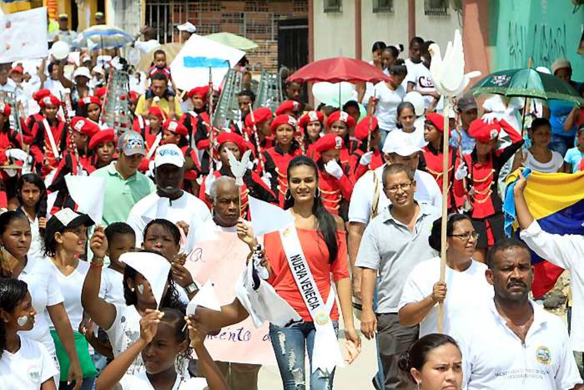 Centenares de personas participaron ayer de una marcha por la paz que recorrió calles del barrio El Educador y otros vecinos. julio castaño/El Universal