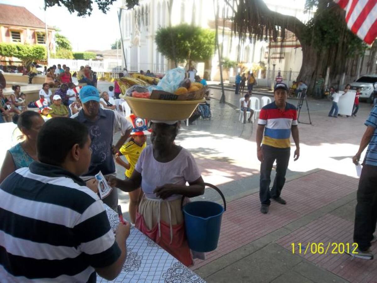Filas en la plaza principal de Turbaco para elegir al Presidente de Estados Unidos. SAMUEL ÁLVAREZ BELEÑO/ EL UNIVERSAL