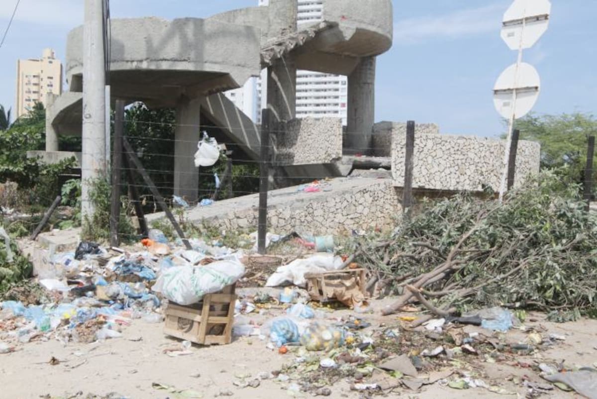 Todo tipo de residuos sólidos se acumulan en estos basureros. JULIO CASTAÑO-EL UNIVERSAL