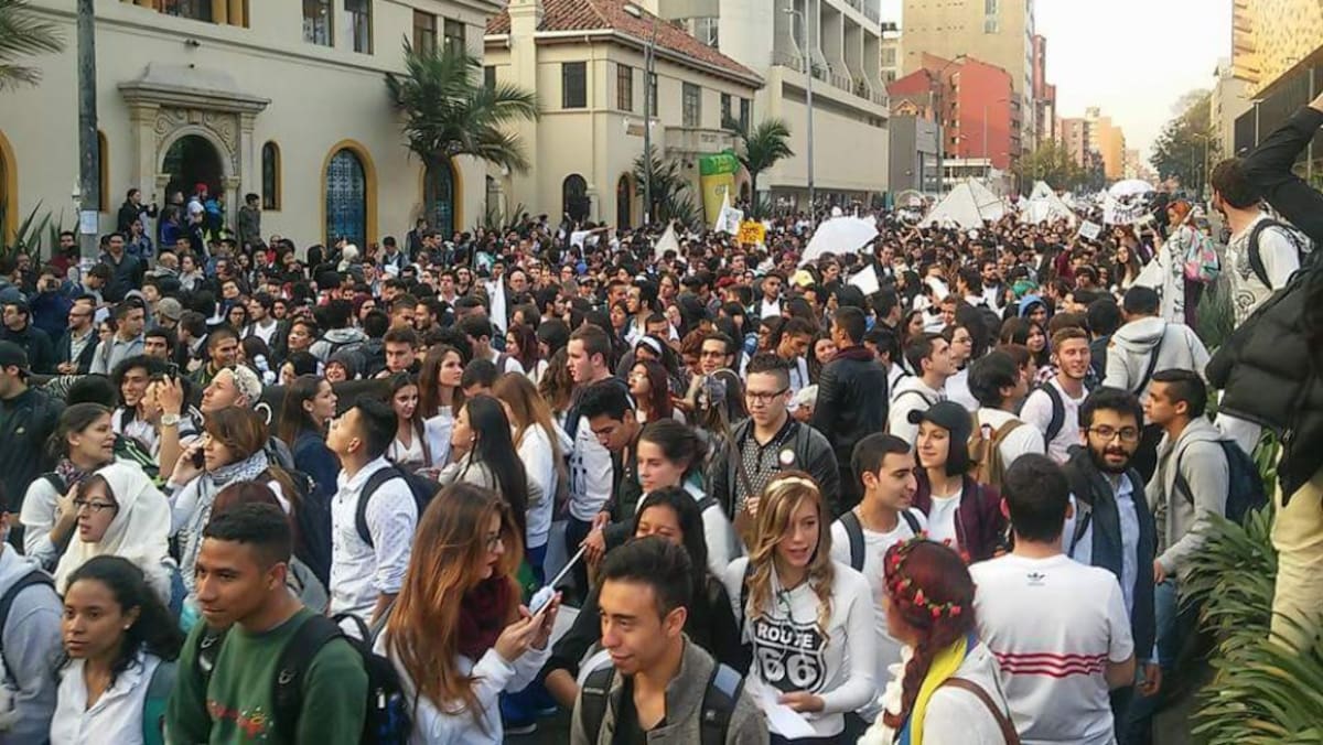 Jóvenes marcharon en las calles de Bogotá por el No en el plebiscito. Colprensa