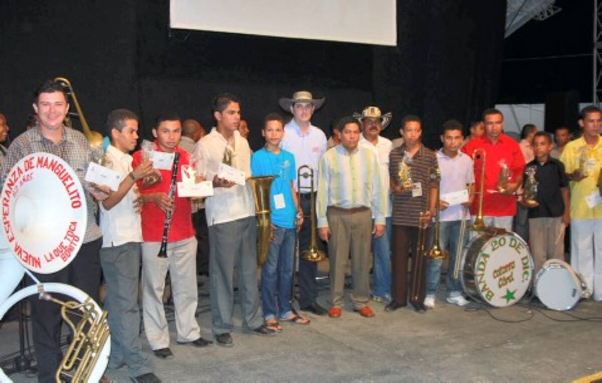 Mauricio Vergara, gerente de Licosinú, y Oswaldo Negrete, alcalde de San Pelayo, posan junto a los mejores músico del Festi-val del Porro 2009.
