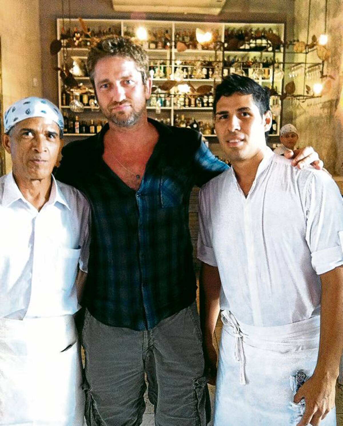 Gerard Butler acompañado de José Castillo y Angelo Shotbort.